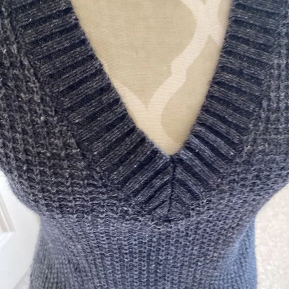 Joe Fresh grey knit V neck cap sleeve skinny dress - Picture 8 of 10